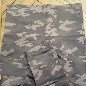 Camo SPANX LEGGINGS GREEN & GRAY